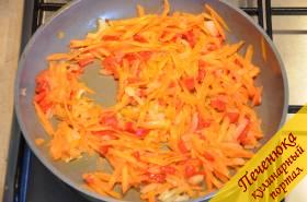 4) Морковь натереть на крупной терке, перец порезать небольшими кусочками. Когда лук обжарится, отправить морковь и перец в сковороду.