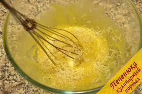 6) Влить тонкой струйкой, постоянно помешивая венчиком, оливковое масло. По консистенции соус напоминает майонез. В конце добавить в готовый соус тертый на мелкой терке пармезан.