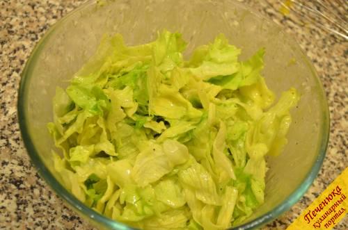 8) Выложить листья в салатник и тщательно перемешать, так чтобы каждый листик салата был сдобрен соусом.