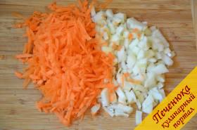 1) Порезать мелко лук, морковь натереть на терке. В чашу мультиварки налить растительное масло. Включить режим «Жарка» на 30 минут. Обжарить лук и морковь в мультиварке в течение 5 минут.