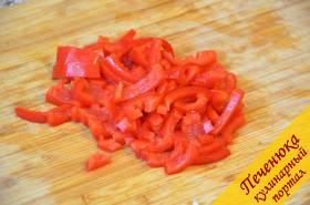 2) Порезать перец и отправить его через 5 минут к луку и моркови.