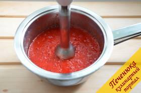 1) Для приготовления клубничного ликера ягоды необходимо хорошенько вымыть, отделить соцветия и сложить клубнику в глубокую посуду. Перебить клубнику в пюре с помощью блендера.