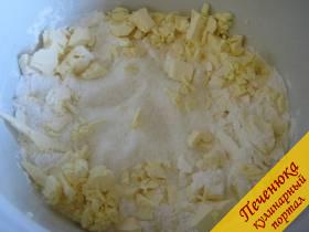 1)  Для теста порубить маргарин с сахаром и мукой, добавить желтки, сметану и хорошо вымесить.
