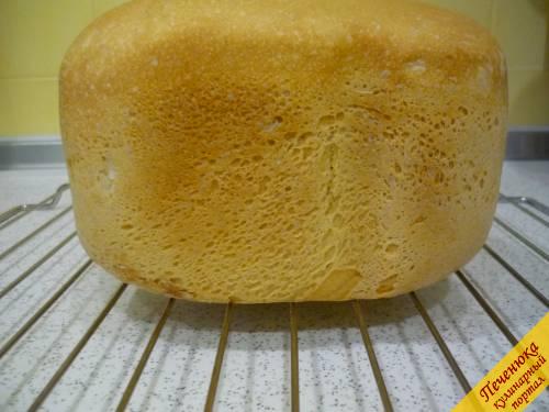 9) Горячий хлеб надо сразу же вынуть из ёмкости (из чаши) и выложить остывать на решётку. 