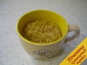 4) Рис так же надо промыть, воду вскипятить и не до полной готовности отварить рис. Соль при варке добавляем, но не много. Откидываем на дуршлаг сваренный рис, промывать не надо. 