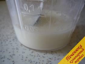 3) 50 мл холодного молока смешиваем с крахмалом, быстро его размешиваем ложкой, чтобы он растворился в молоке.