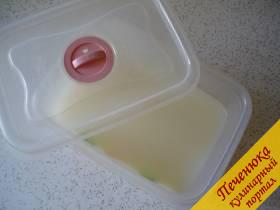 5) Горячую молочную массу (по густоте напоминает жидкую манку) переливаем в термостойкий контейнер. Даем остыть при комнатной температуре, затем ставим в морозилку до полного застывания.