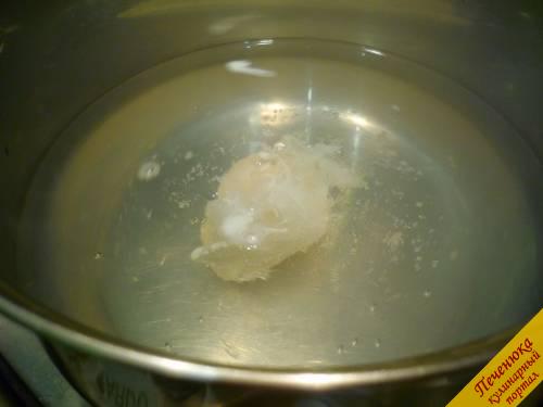 4) Внутрь воронки быстро выливаем яйцо из чашки и больше не касаемся воды. Воронка стихает, яйцо схватывается в комочек и варится. Можно варить на сильном и на среднем огне, крышкой накрывать не надо.