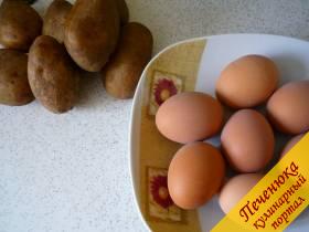 1) Куриные яйца отвариваем двадцать минут. Картофель моем и в шкурке отвариваем до полной готовности и не забываем воду посолить. Остужаем яйца и картошку.
