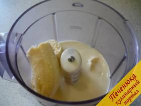 2) Очищаем спелый банан, ломаем на кусочки и отправляем в молоко. Если Вы хотите на выходе получить очень холодный коктейль, предварительно нарезанные колечки банана можно заморозить и уже замороженными отправить в молоко. Коктейль получится приятно охлажденным, для лета - то, что нужно! 