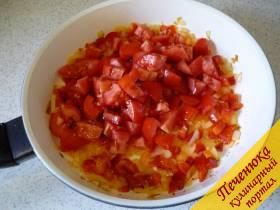 2) Сочные помидоры нарезаю кубиками, предварительно промыв их. Чем больше помидор, тем лучше (сочнее и вкуснее будет яичница). Отправляю нарезанные томаты в сковородку, накрываю крышкой и томлю на среднем огне. Помидоры должны обильно пустить сок. 