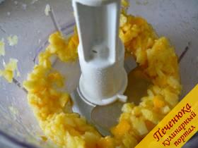 3) Отправляем кусочки нарезанного апельсина в емкость блендера, измельчаем. 