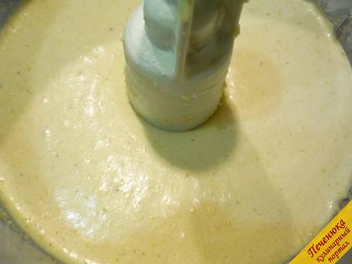 5) Продолжая перемешивать тесто, влить молоко, подогретое до комнатной температуры. Тесто получается густое, как домашняя сметана. 