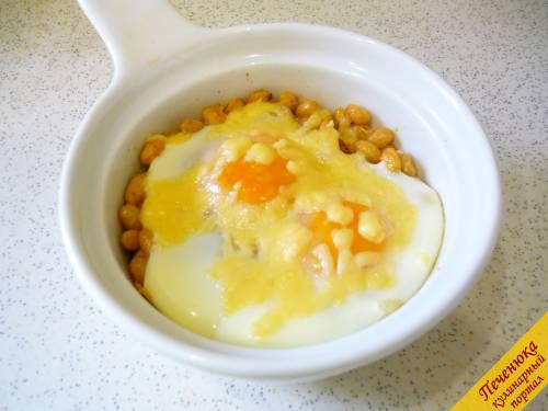 5) Запекаем яичницу по-мексикански от 10 до 15 минут. Смотрите по степени схватывания желтка и по сырной корочке. Готовое блюдо посыпьте свежей, нарезанной мелко зеленью. 