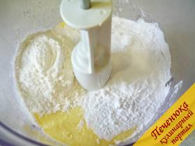 2) Добавляем муку просеянную и крахмал (можно использовать как картофельный, так и кукурузный). В однородное гладкое тесто вливаем гашенную уксусом соду пищевую. Размешиваем тщательно. 