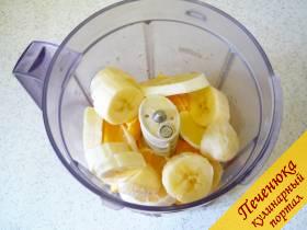 3) Банан очищаем от шкурки и нарезанные кружочки перекладываем в емкость к двум другим ингредиентам. 
