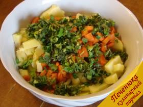 3) В салатницу положить картофель, порезанную морковь, засыпать мелко нарезанной зеленью петрушки и укропа.