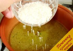 3) Рис высыпать в кипящий бульон, варить 20 минут. Добавить порезанный лук, продолжать варить.
