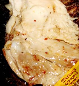 2) Куриную грудку порезать вдоль волокон, выложить на сковороду. Обжарить с двух сторон на растительном масле до готовности. Когда мясо покроется румяной корочкой, переставить сковороду в духовку и запекать курицу до готовности. Затем мясо остудить, порезать тонкими ломтиками.