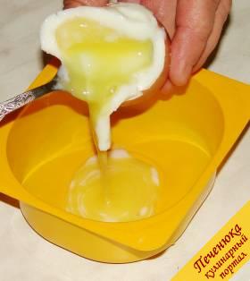 5) Приготовление соуса Цезарь: куриное яйцо отварить в кипящей воде в течение 2-3 минут, остудить. Выложить яйцо всмятку в миску, перемешать.
